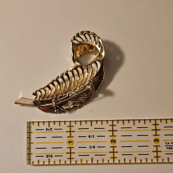 Elegant Gold Feather Brooch - Picture 3 of 3